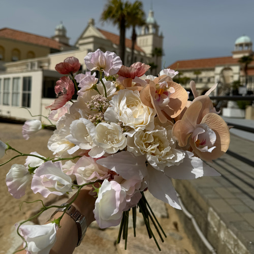 スイートピーと胡蝶蘭のブーケ【ブートニア付】 スイートピーと胡蝶蘭