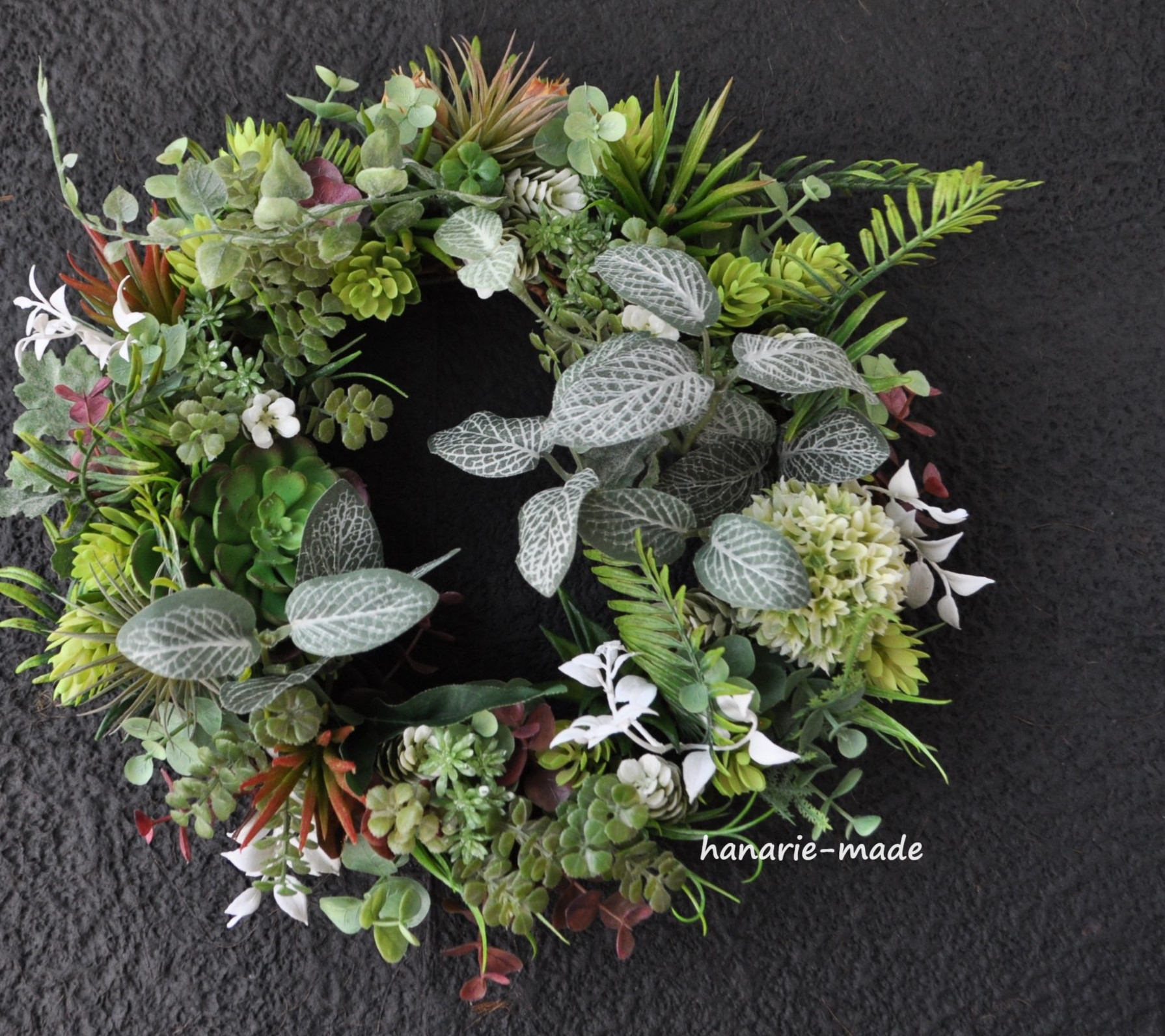 プミラと多肉植物　リース：緑　白　葉　多肉植物　観葉植物