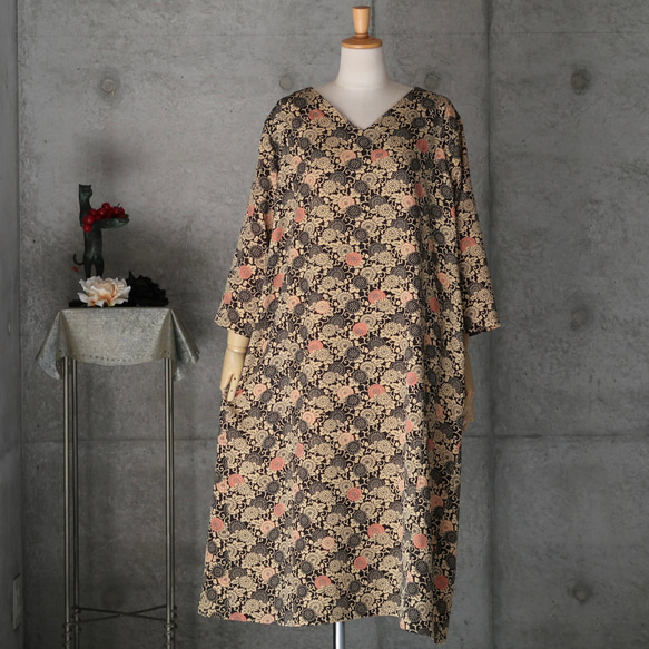 絹のワンピース/フリーサイズ　型染め　 kimono　着物リメイク 1枚目の画像