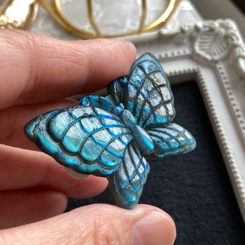 ラブラドライト彫刻置き石 B 【蝶モチーフ】 天然石 マスカレード 通販