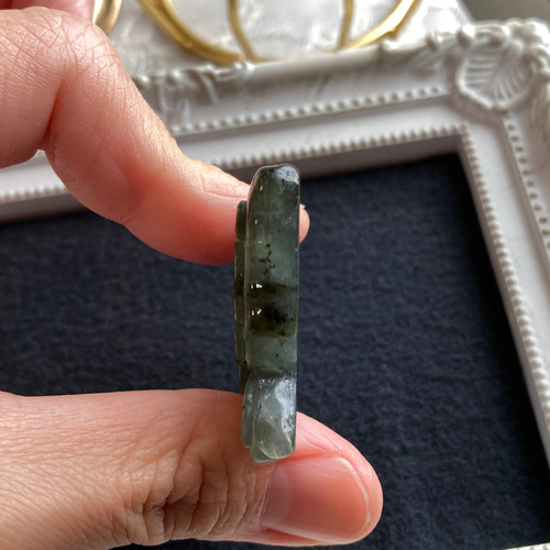 ラブラドライト彫刻置き石 B 【蝶モチーフ】 天然石 マスカレード 通販