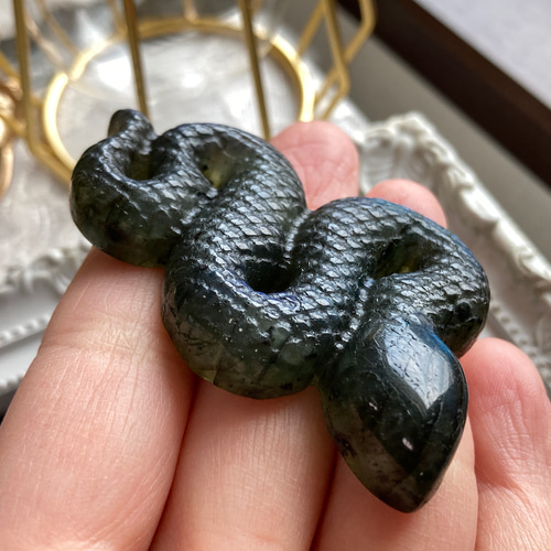 ラブラドライト彫刻置き石 F【蛇モチーフ】 天然石 マスカレード 通販