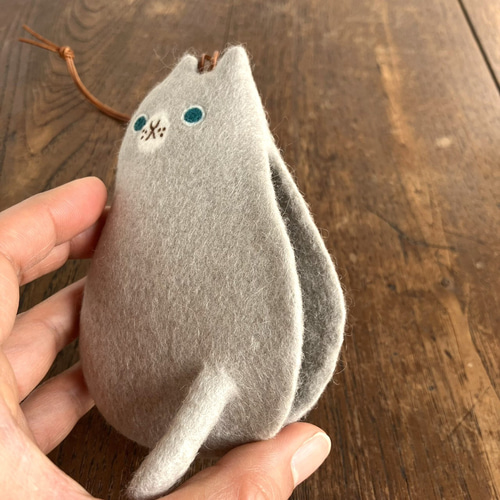 受注制作】羊毛フェルト ネコのキーケース（薄グレー・濃グレー