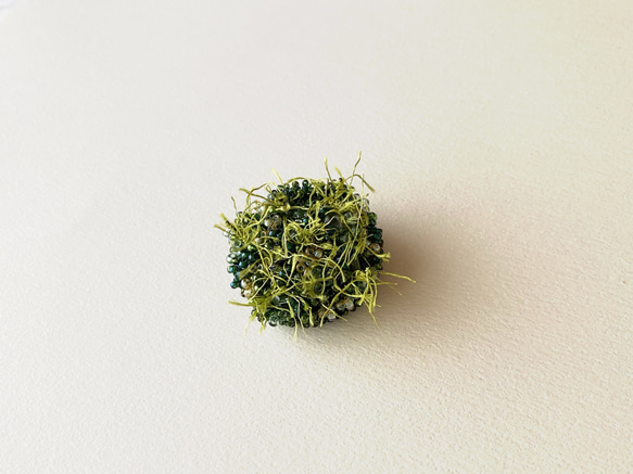 ビーズ刺繍のブローチ　moss&dew （s） 3枚目の画像