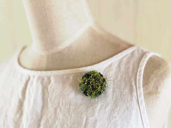 ビーズ刺繍のブローチ　moss&dew （s） 6枚目の画像