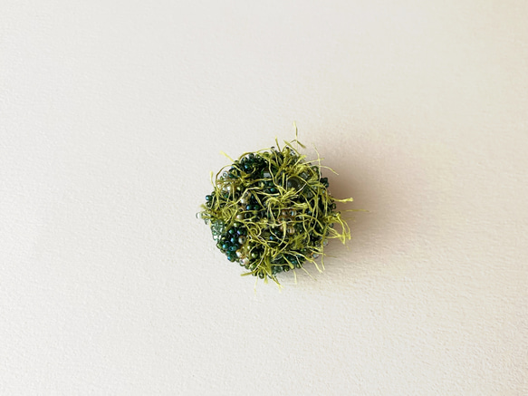 ビーズ刺繍のブローチ　moss&dew （s） 4枚目の画像