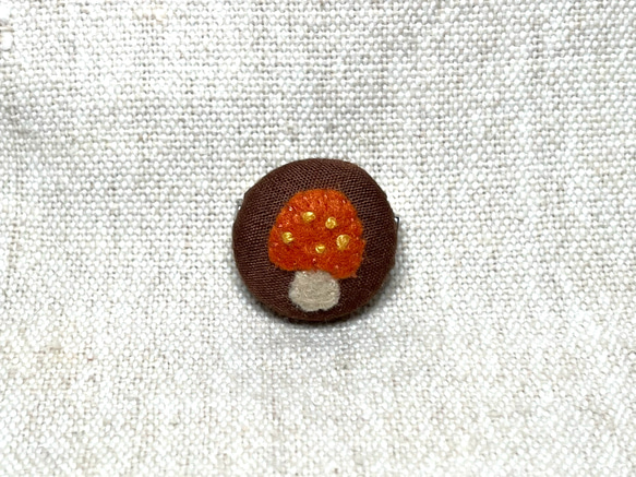 オレンジきのこの小さいくるみボタンブローチ1.8cm ブローチ