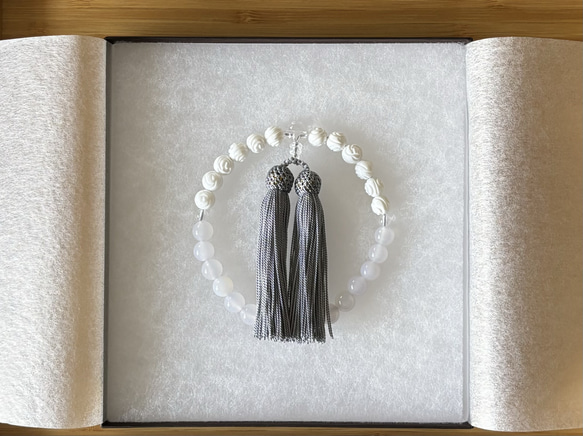 ホワイトカルセドニー・シャコガイ（バラ彫刻）・水晶／手作り略式念珠 1枚目の画像