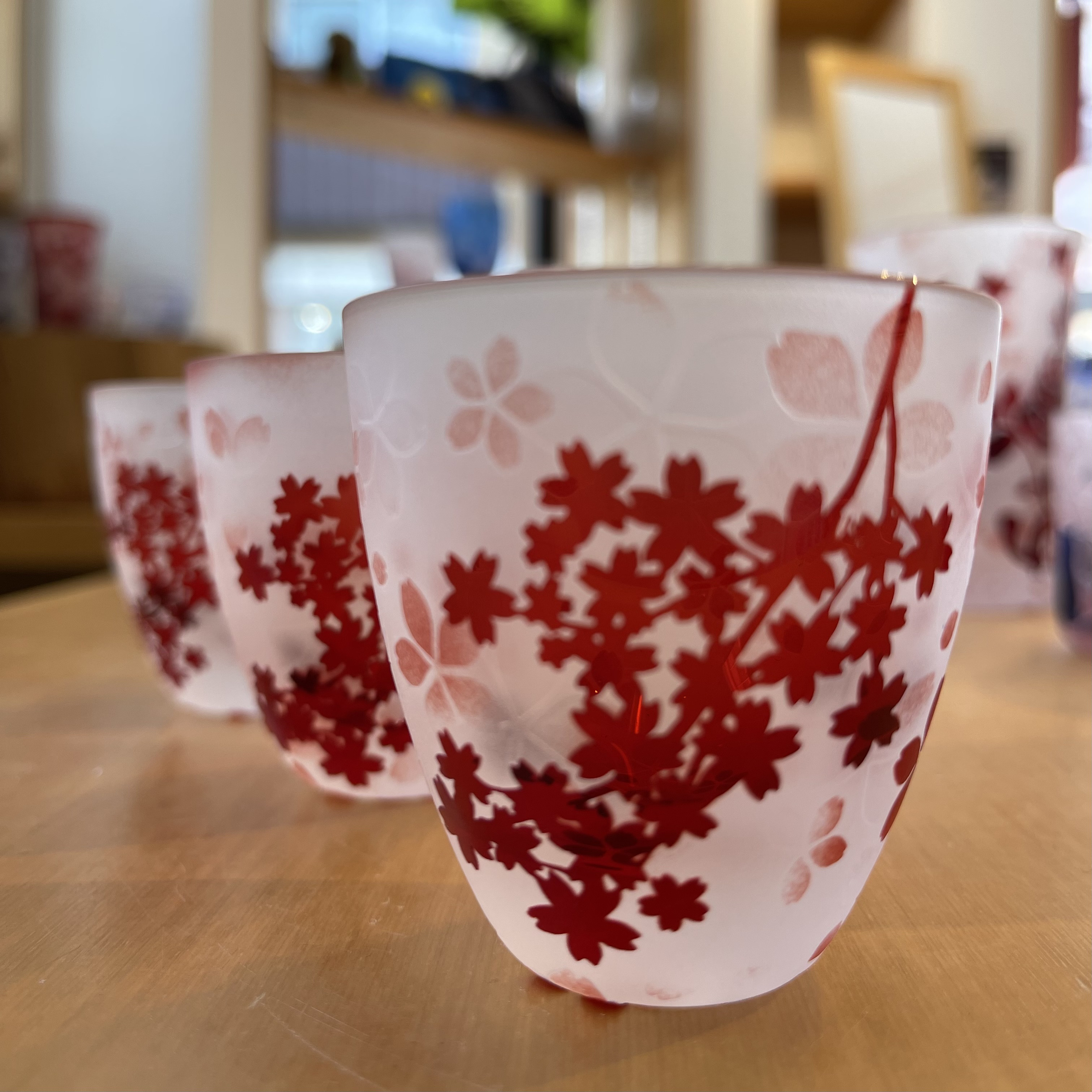 【被せ丸ぐい呑み 赤/瑠璃】サクラ模様