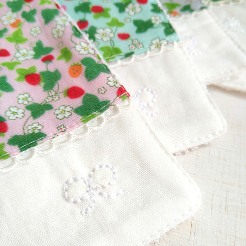 いちごミニガーゼタオルハンカチ 15cm / リボン刺繍/ 小学生·幼稚園 