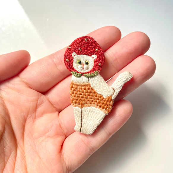 パンツを穿いた猫の刺繍ブローチ『苺ずきん』※受注制作※ いちご 6枚目の画像