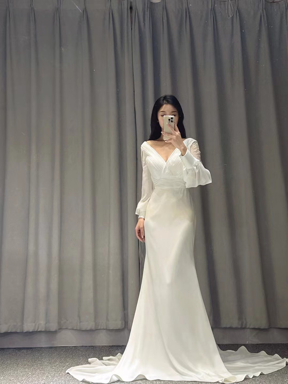 エレガント　高級サテン　マーメイドドレス　深めｖネック　くるみボタン　ロングトレーン　上品透け袖　お呼ばれ/結婚式二次会 6枚目の画像