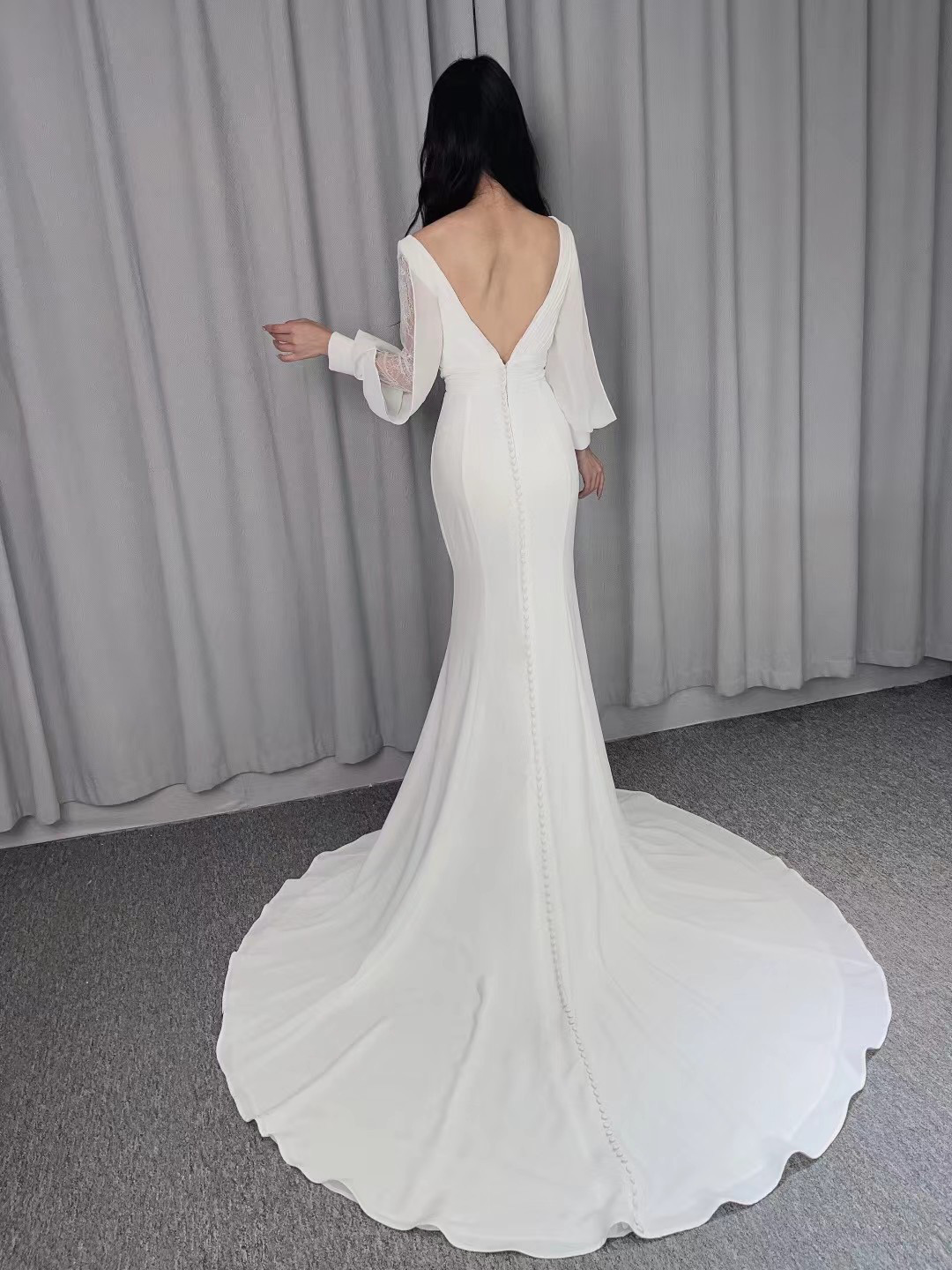 エレガント　高級サテン　マーメイドドレス　深めｖネック　くるみボタン　ロングトレーン　上品透け袖　お呼ばれ/結婚式二次会
