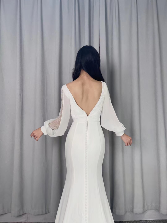 エレガント　高級サテン　マーメイドドレス　深めｖネック　くるみボタン　ロングトレーン　上品透け袖　お呼ばれ/結婚式二次会 8枚目の画像