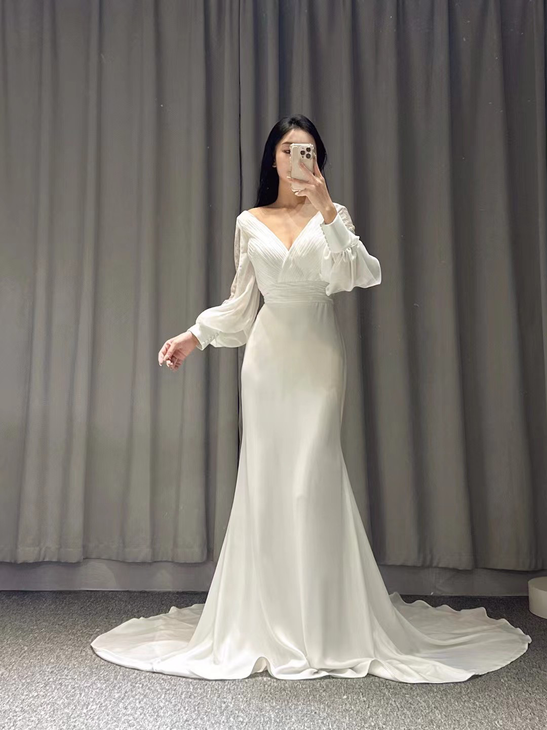 エレガント　高級サテン　マーメイドドレス　深めｖネック　くるみボタン　ロングトレーン　上品透け袖　お呼ばれ/結婚式二次会