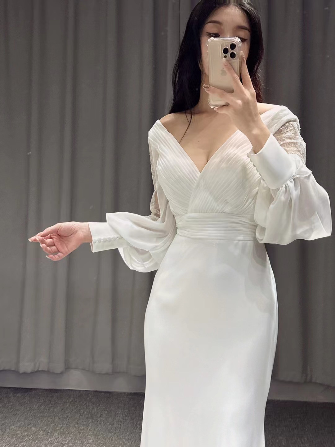エレガント　高級サテン　マーメイドドレス　深めｖネック　くるみボタン　ロングトレーン　上品透け袖　お呼ばれ/結婚式二次会