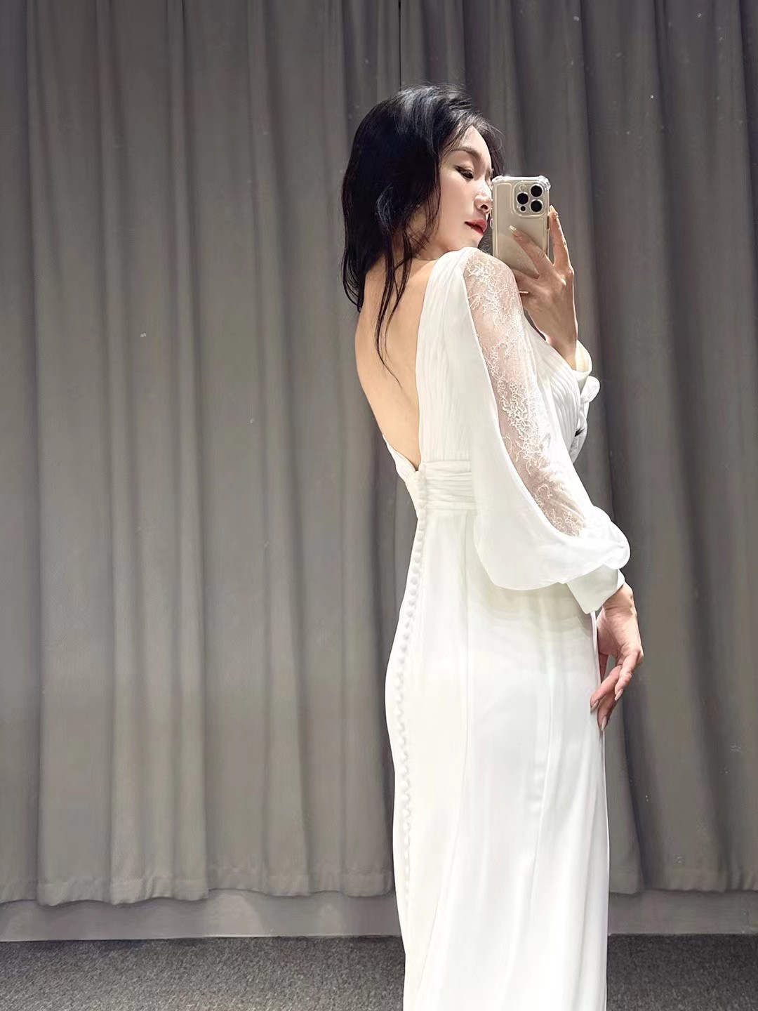 エレガント　高級サテン　マーメイドドレス　深めｖネック　くるみボタン　ロングトレーン　上品透け袖　お呼ばれ/結婚式二次会