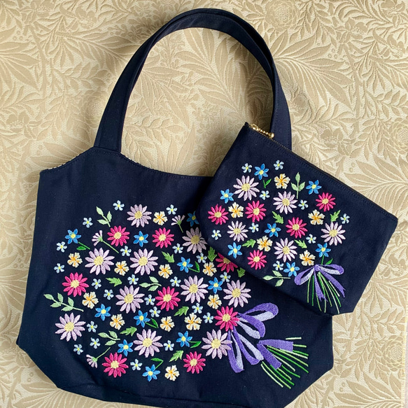 母の日ギフト　花束刺繍のトートバッグ&ポーチ 1枚目の画像