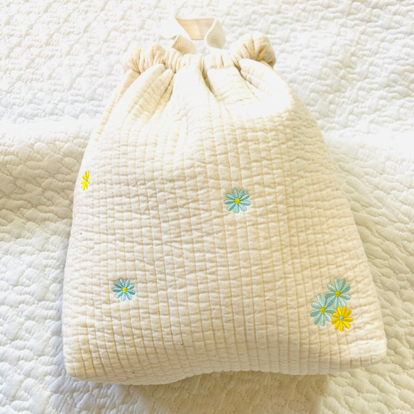 Sサイズ　マーガレットと女の子　お着替え巾着　お花　刺繍　ヌビポーチ　お着替え　おむつポーチ　巾着　お祝い　ヌビ　イブル 5枚目の画像