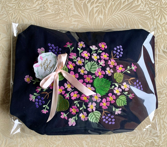 母の日ギフト　庭の花刺繍のトートバッグ&ポーチ 7枚目の画像