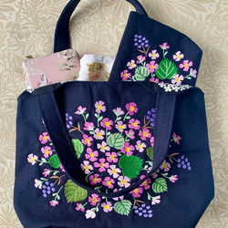 母の日ギフト　庭の花刺繍のトートバッグ&ポーチ 4枚目の画像