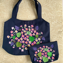 母の日ギフト　庭の花刺繍のトートバッグ&ポーチ 1枚目の画像