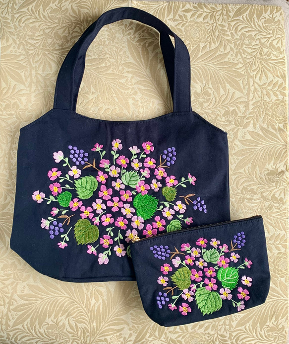 母の日ギフト　庭の花刺繍のトートバッグ&ポーチ 1枚目の画像