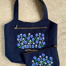 母の日ギフト　青い花刺繍のトートバッグ&ポーチ 2枚目の画像
