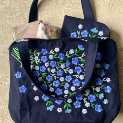 母の日ギフト　青い花刺繍のトートバッグ&ポーチ 3枚目の画像