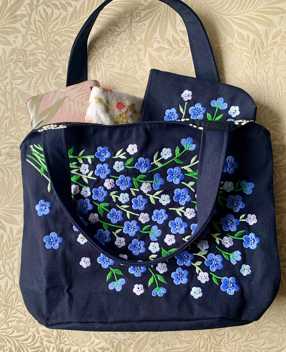 母の日ギフト　青い花刺繍のトートバッグ&ポーチ 3枚目の画像