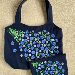 母の日ギフト　青い花刺繍のトートバッグ&ポーチ 1枚目の画像