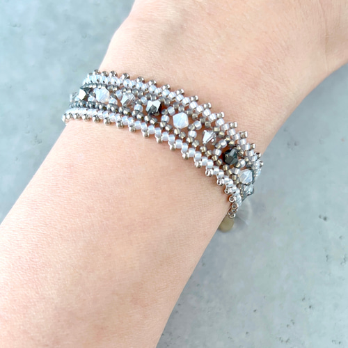 クリスタルガラスが煌めく✨エキゾチック ビーズステッチブレスレット