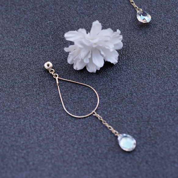 Unique | 水滴の白い花が垂れるチェーンのイヤリング 4枚目の画像