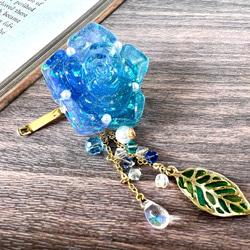 キラキラ、揺れる きらめく青薔薇のポニーフック【グラデーション