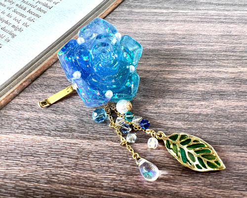 キラキラ、揺れる きらめく青薔薇のポニーフック【グラデーション