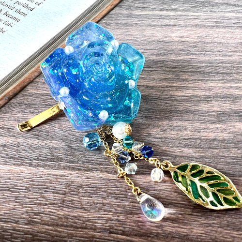 キラキラ、揺れる きらめく青薔薇のポニーフック【グラデーション