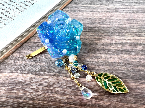 キラキラ、揺れる きらめく青薔薇のポニーフック【グラデーション