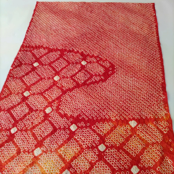【正絹　洗い済】赤と橙の雲紋と花模様の総絞り生地A　約36.5ｃｍ×55cm　はぎれ　和布　古布 2枚目の画像