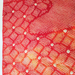 【正絹　洗い済】赤と橙の雲紋と花模様の総絞り生地A　約36.5ｃｍ×55cm　はぎれ　和布　古布 3枚目の画像