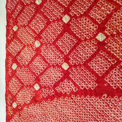 【正絹　洗い済】赤地に花模様の総絞り生地C　約36.5ｃｍ×53cm　はぎれ　和布　古布 5枚目の画像