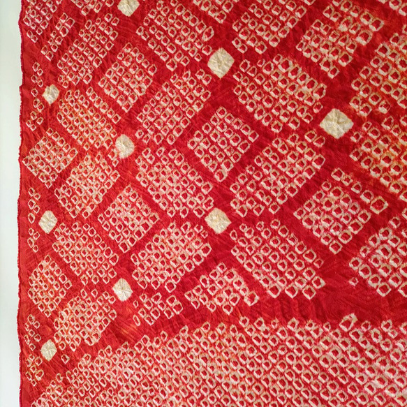 【正絹　洗い済】赤地に花模様の総絞り生地C　約36.5ｃｍ×53cm　はぎれ　和布　古布 5枚目の画像