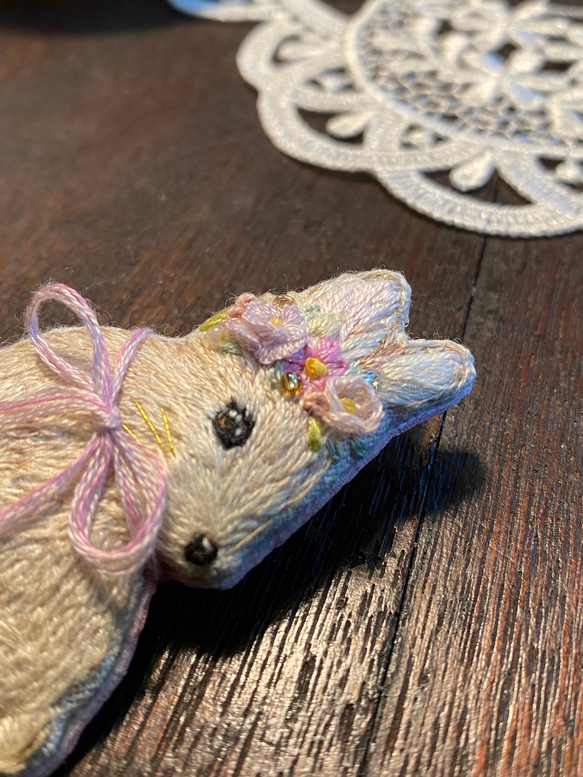 うさぎ　ブローチ　花　ハンドメイド　手刺繍　刺繍　リボン　木苺 プレゼント　ギフト 5枚目の画像