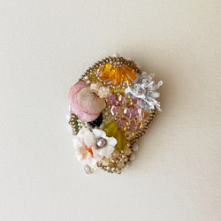 ビーズ刺繍のブローチ　花と果実 no.3 1枚目の画像