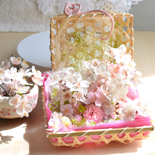 ソメイヨシノ和の桜アレンジメント・竹かごにあしらう春のお花見