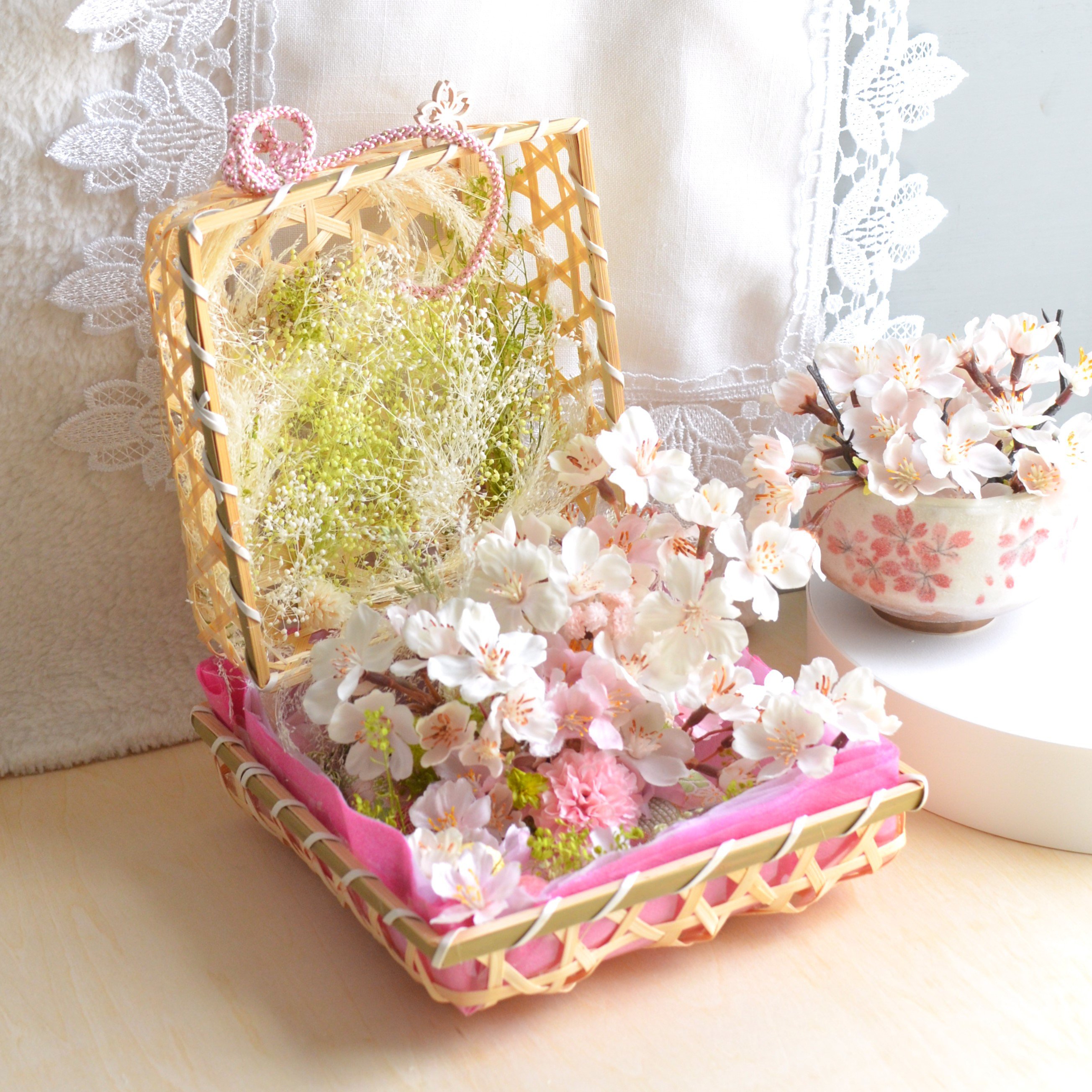 ソメイヨシノ和の桜アレンジメント・竹かごにあしらう春のお花見・サクラを飾る