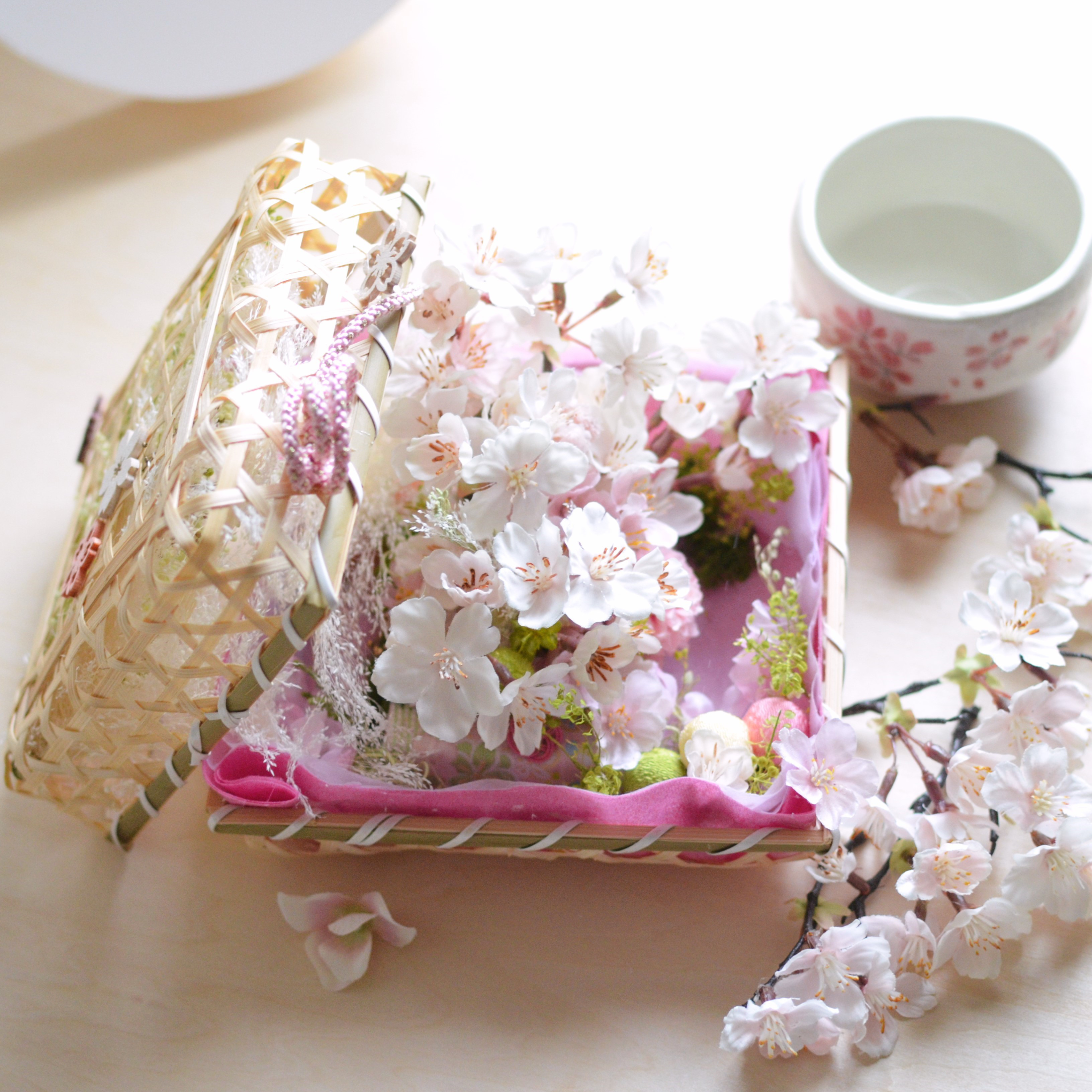 ソメイヨシノ和の桜アレンジメント・竹かごにあしらう春のお花見・サクラを飾る