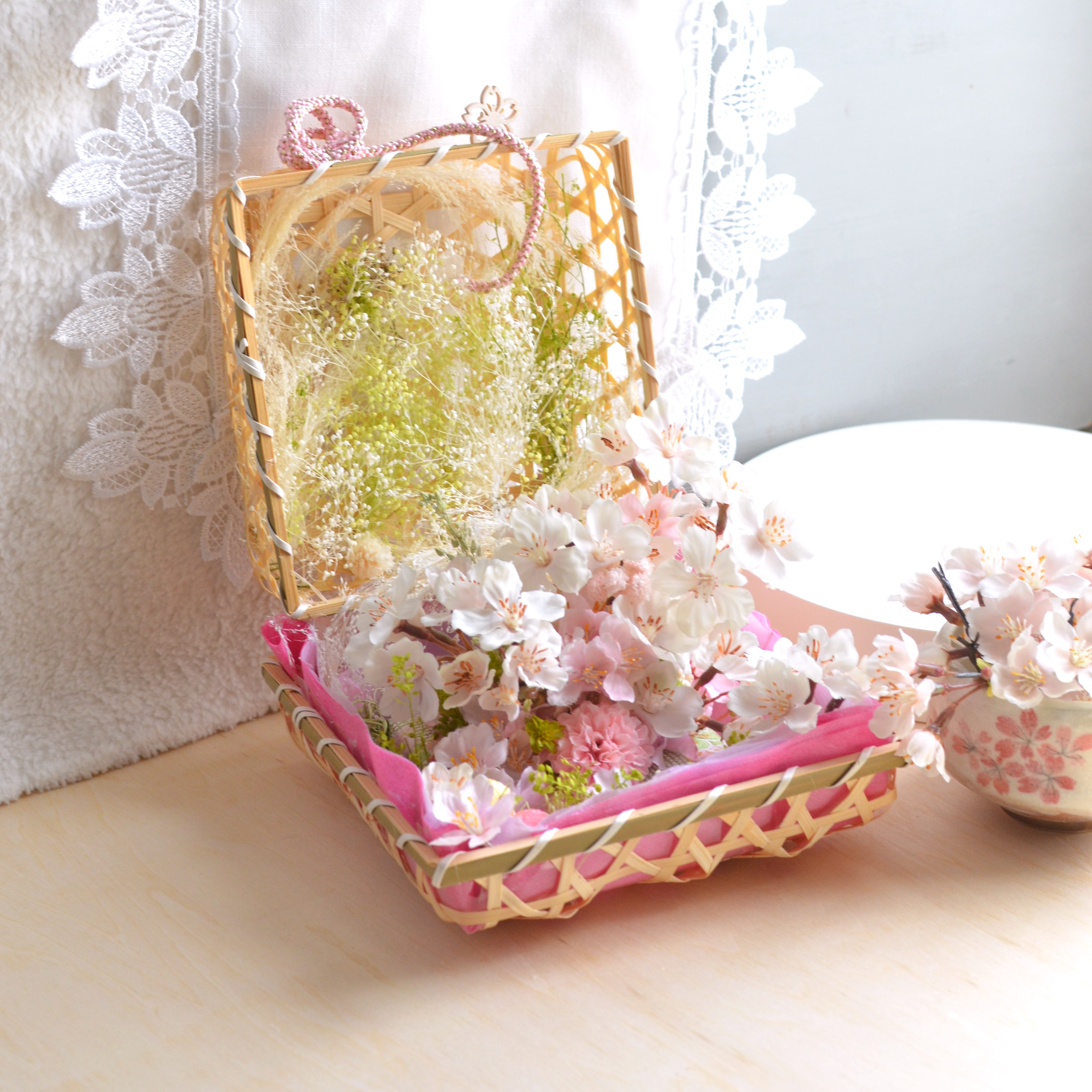 ソメイヨシノ和の桜アレンジメント・竹かごにあしらう春のお花見・サクラを飾る