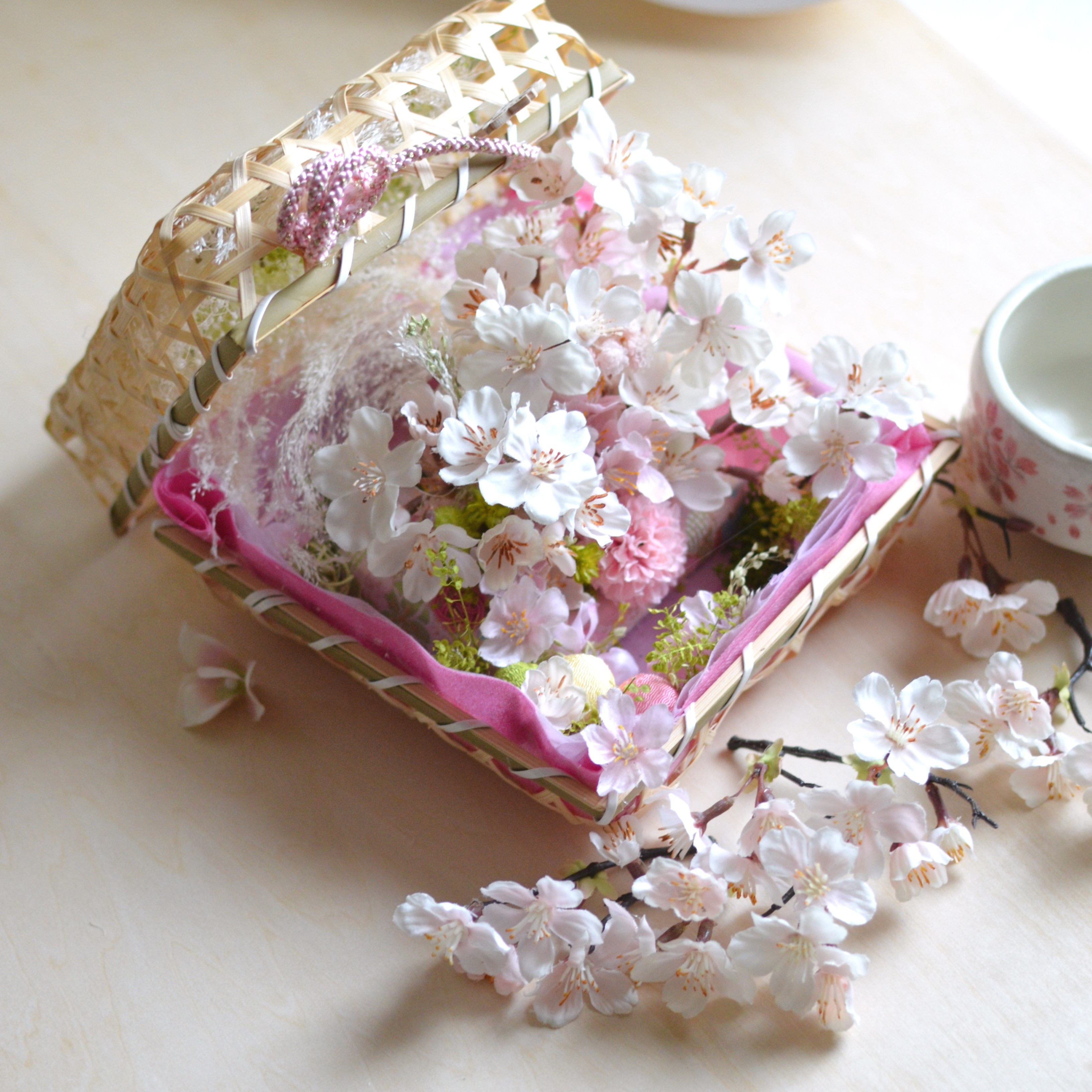 ソメイヨシノ和の桜アレンジメント・竹かごにあしらう春のお花見・サクラを飾る