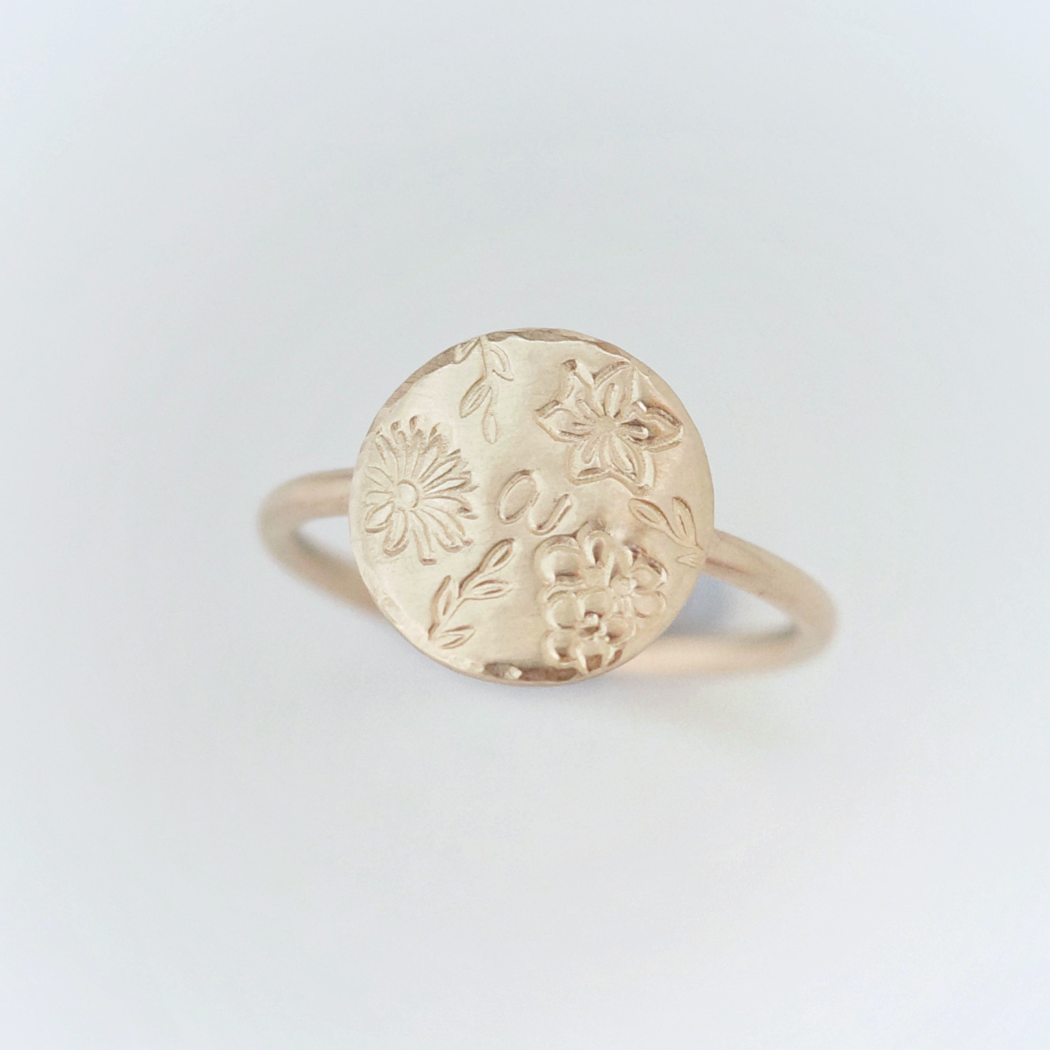 《誕生花 (選べる3種)／イニシャル》シグネットリング コインプレート14kgf ピンキーリング対応 ご褒美 ギフト