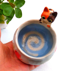 三毛猫・金魚鉢マグカップ２５０ｍｌ　ネコの陶器　受注制作 5枚目の画像